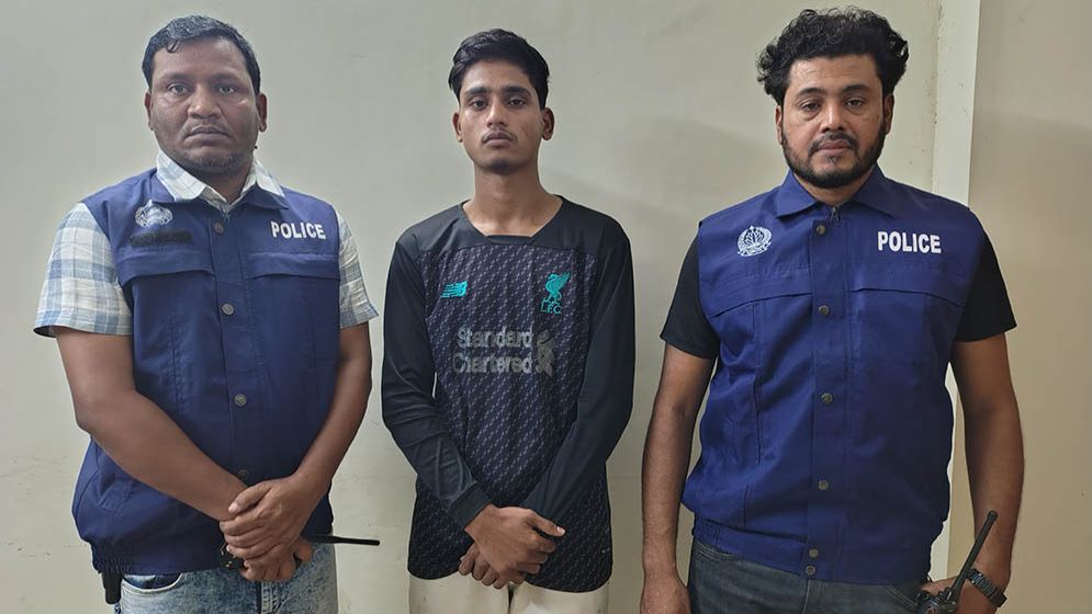মাকে মারধর করার ভিডিও ভাইরাল, পুলিশ হেফাজতে কিশোর
