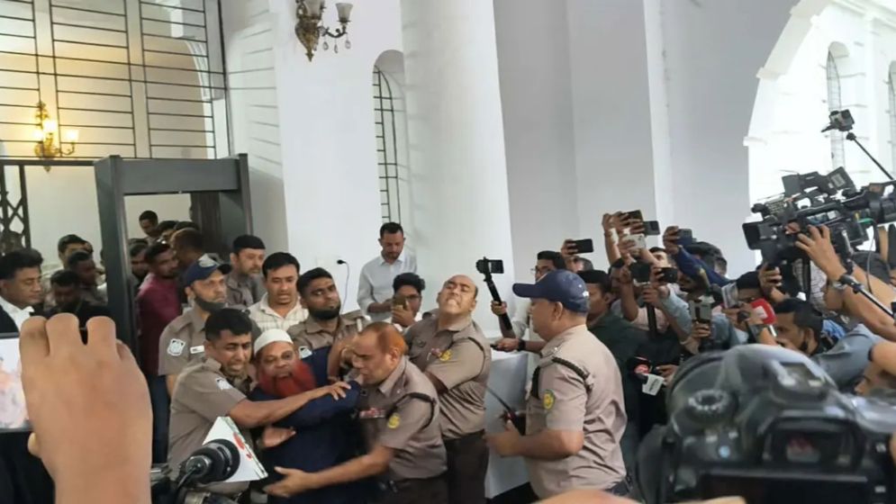 রায়ের পর পুলিশের সঙ্গে আসামিদের ধাক্কাধাক্কি, ‘জয় বাংলা’ স্লোগান