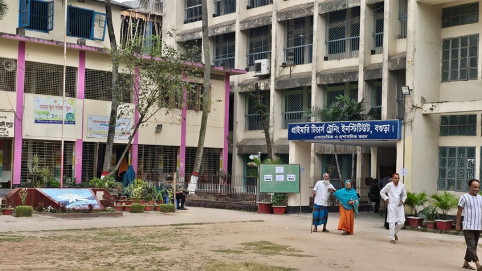 বগুড়ায় ধীরে চলছে ভোটগ্রহণ, অনেক কেন্দ্রে ভোটার নেই