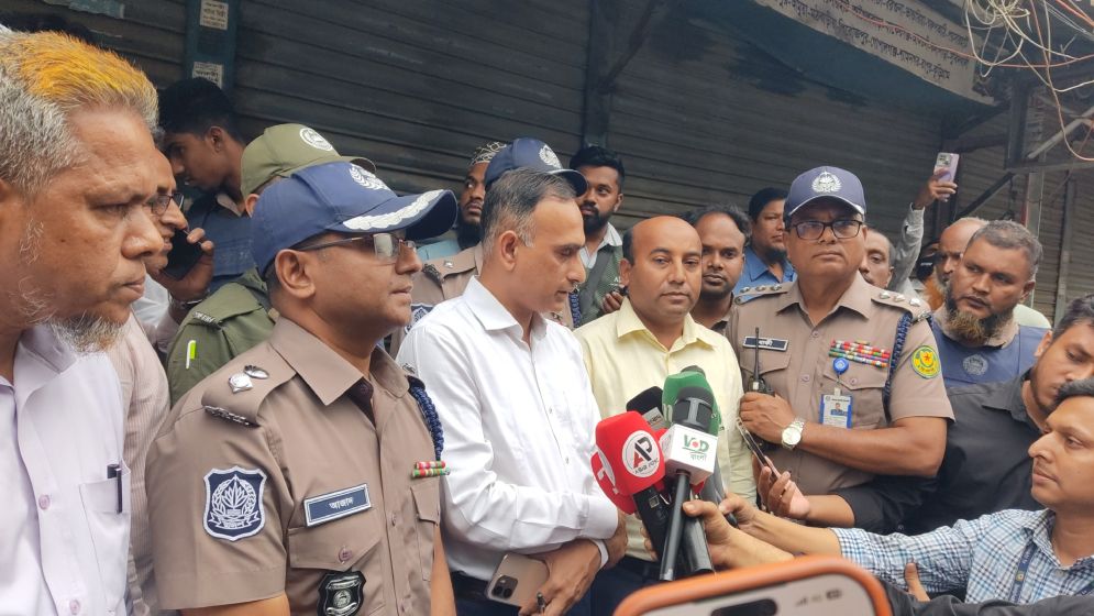 সায়েদাবাদে ৫০টি অবৈধ বাস কাউন্টার সিলগালা করেছে ডিএসসিসি