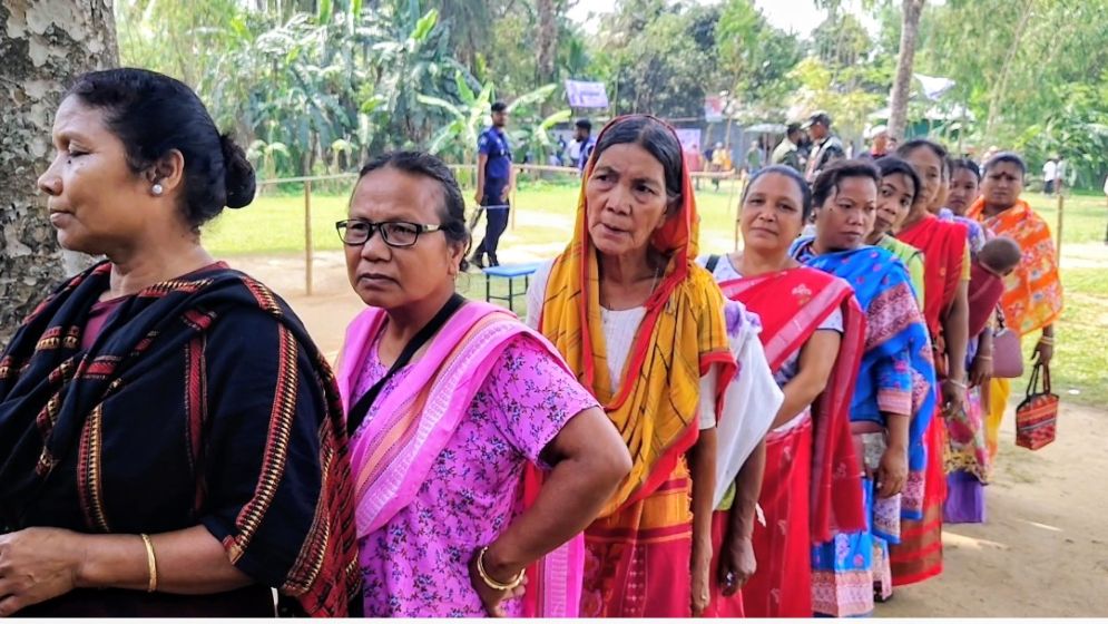 ভোটার উপস্থিতি কম হলেও আদিবাসী নারীর উপস্থিতি চোখে পড়ার মতো