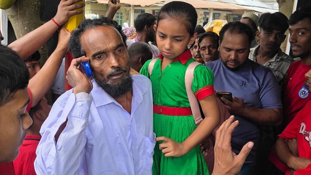 মায়ের বান্ধবী পরিচয়ে তুলে নিয়ে শিশুর কানের দুল ছিনতাই