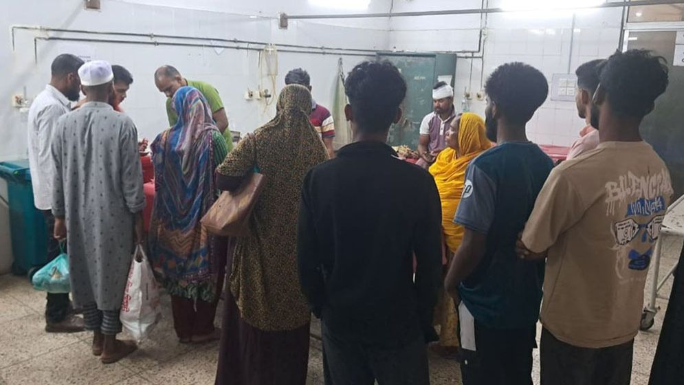 সীমানা প্রাচীর নিয়ে সংঘর্ষ, নারীসহ আহত ১০