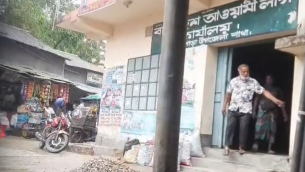 আ.লীগ অফিসের তালা ভেঙে দখলে নিলেন মহিলা দল নেত্রীর স্বামী