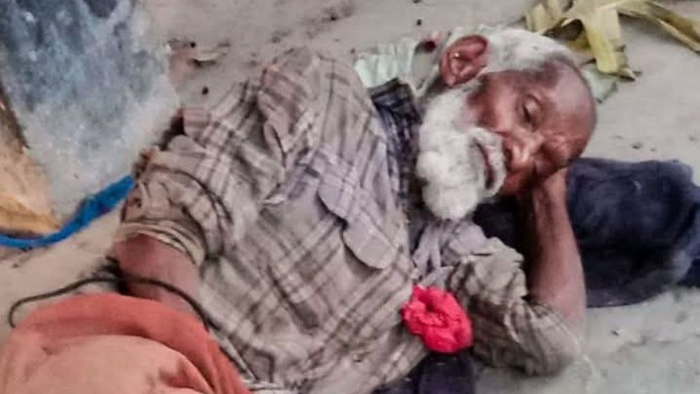 ছাগল বিক্রির ছাউনিতে বৃদ্ধের মানবেতর জীবনযাপন