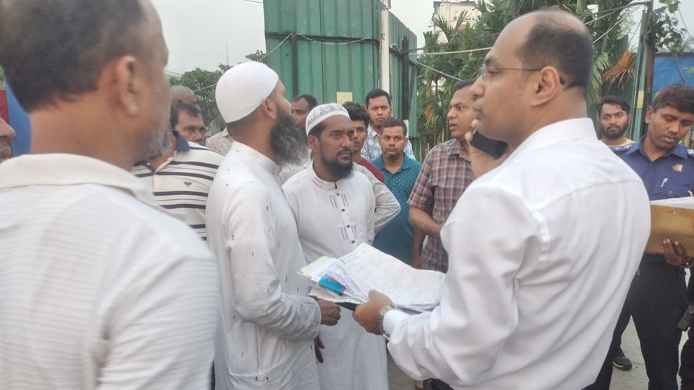 অবৈধভাবে জ্বালানি তেল বিক্রির দায়ে সিদ্ধিরগঞ্জে গ্রেফতার ২