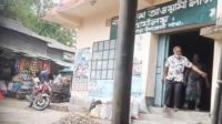 আ.লীগ অফিসের তালা ভেঙে দখলে নিলেন মহিলা দল নেত্রীর স্বামী
