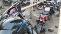 তেলের লাইনে খেলনা মোটরসাইকেল, অতঃপর...