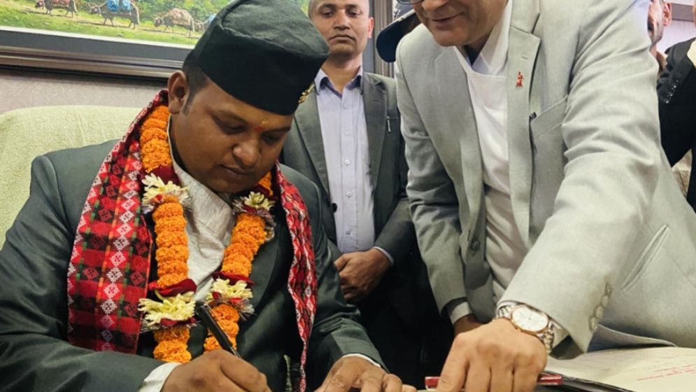 বরখাস্ত হলেন নেপালের শ্রমমন্ত্রী