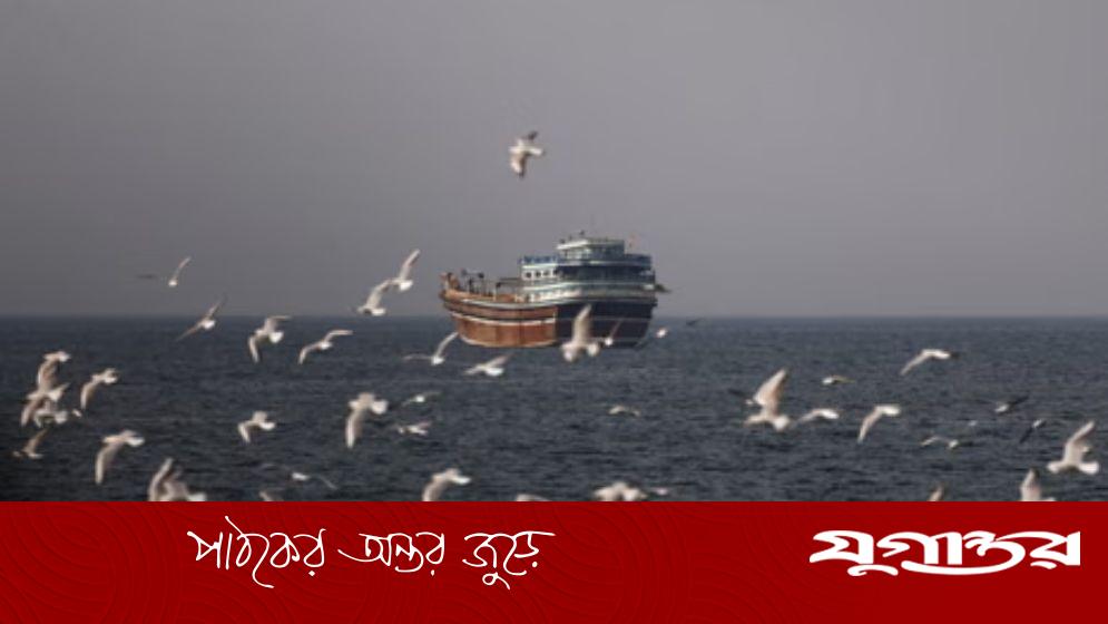 ইরানের দাবি: হরমুজ প্রণালিতে কোনো মার্কিন জাহাজ পার হয়নি, হামলার হুঁশিয়ারি
