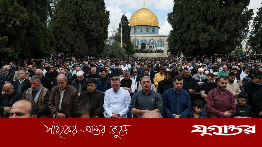 আন্তর্জাতিক নিষেধাজ্ঞা তুলে নেওয়ার পর আল-আকসায় লাখো মুসল্লির জুমার নামাজ