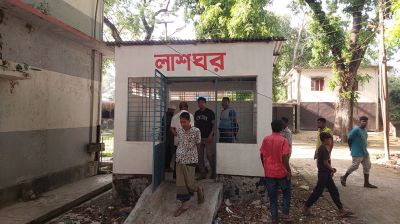 দুই বাসের মাঝে পড়ে প্রাণ গেল হকারের