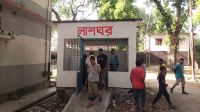 দুই বাসের মাঝে পড়ে প্রাণ গেল হকারের