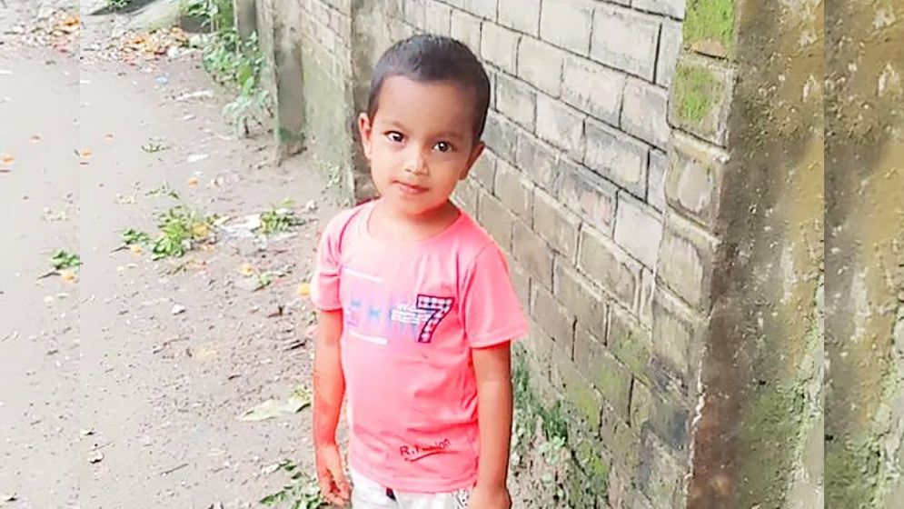 ‘আপনারা আমার সন্তানকে বাঁচান’ শিশু রকিবুলের মা-বাবার আকুতি