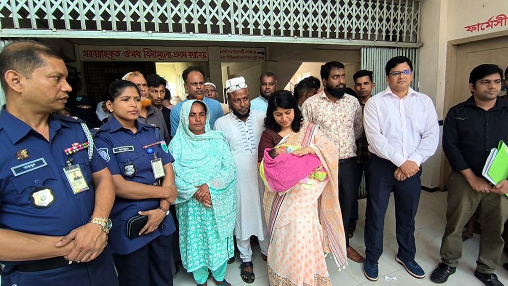 হঠাৎ বন্ধ হয়ে গেল অটোরিকশা, কান্নার শব্দে সড়কের পাশে মিলল নবজাতক