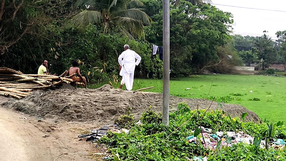 দাঁড়িয়ে থেকে পুকুর ভরাট করছেন উপজেলা ছাত্রদলের সাবেক সভাপতি