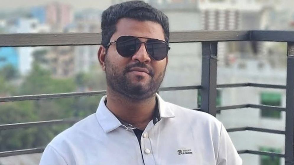 থানায় ভিডিও করার সময় সাংবাদিকের মোবাইল কেড়ে ফেলে দিলেন আসামি