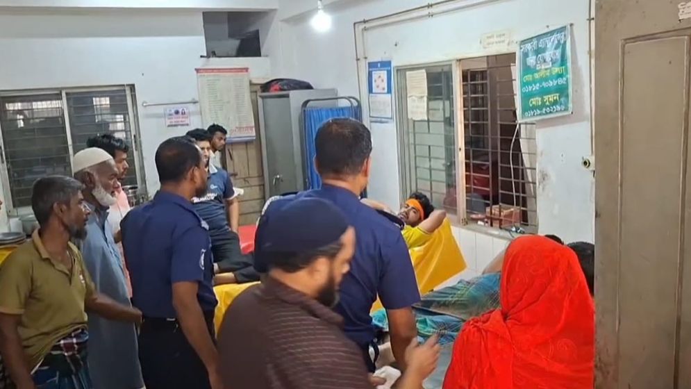 ছেলেসহ তিনজনকে কুপিয়ে ছাদ থেকে লাফ সাবেক পুলিশ সদস্যের