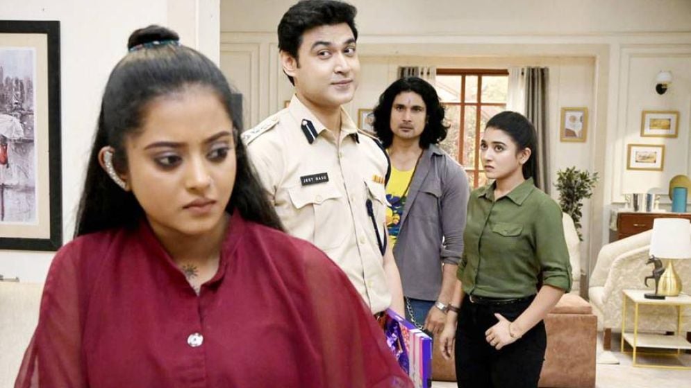 পুলিশ-চোরের প্রেম!