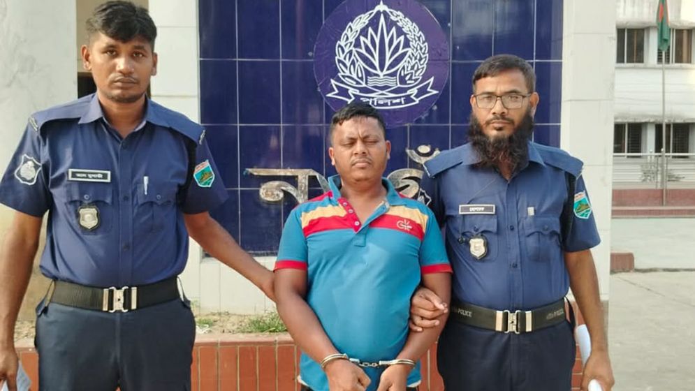 ফিলিং স্টেশনে দায়িত্বে থাকা পুলিশ সদস্যকে মারলেন বাইকচালক