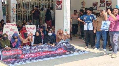 ইবি শিক্ষক রুনা হত্যার বিচার দাবিতে প্রশাসন ভবন ও প্রধান ফটকে তালা