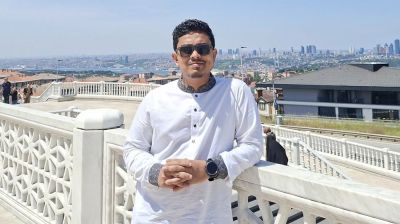 নারীকে সাদিক কায়েমের জড়িয়ে ধরার ছবিটি এআই সম্পাদিত