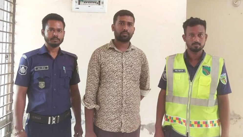 নিজেকে পুলিশ দাবি পিকআপচালকের, অতঃপর...