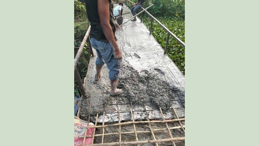 ব্রিজে রডের বদলে বাঁশের কঞ্চি, ভেঙে ফেলার নির্দেশ প্রকৌশলীর