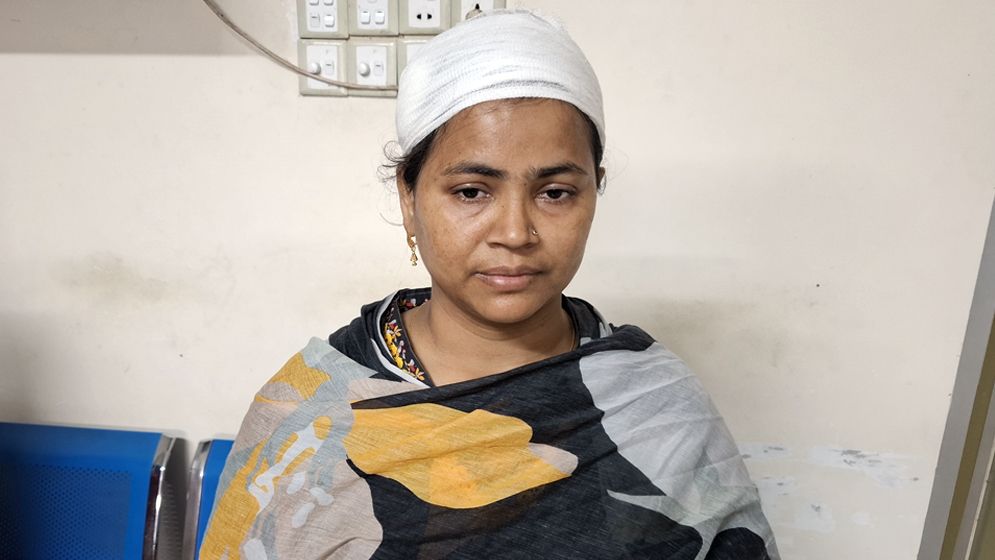 হাসাপাতালে ক্রিকেট খেলতে বাধা দেওয়ায় মাসহ মেয়েকে পিটিয়ে জখম