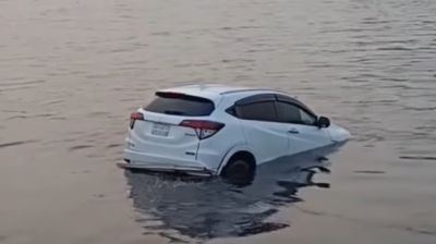 ফেরিতে উঠতে গিয়ে শীতলক্ষ্যায় পড়ে গেল প্রাইভেটকার