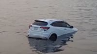 ফেরিতে উঠতে গিয়ে শীতলক্ষ্যায় পড়ে গেল প্রাইভেটকার