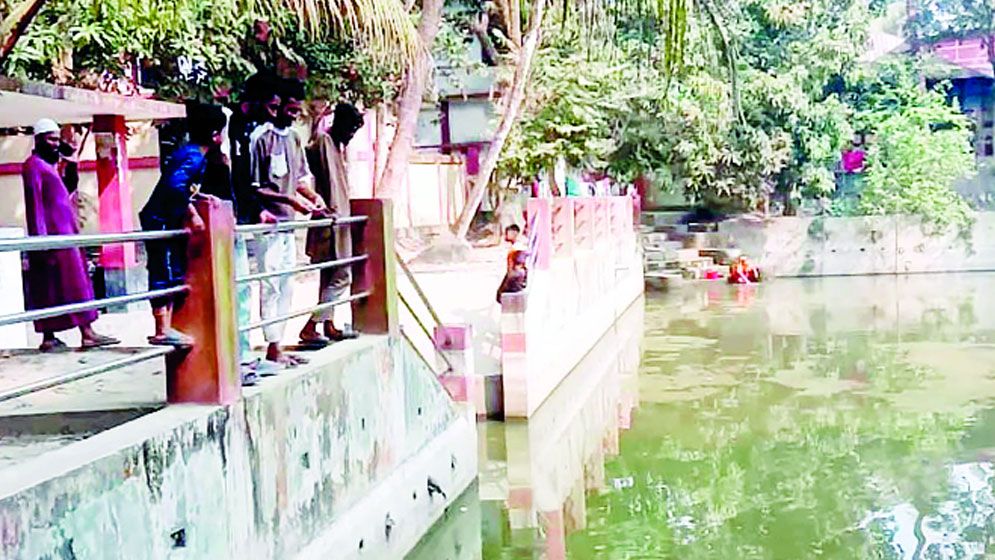 মানুষ আর মাছে নীরব বোঝাপড়া