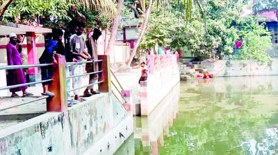 মানুষ আর মাছে নীরব বোঝাপড়া