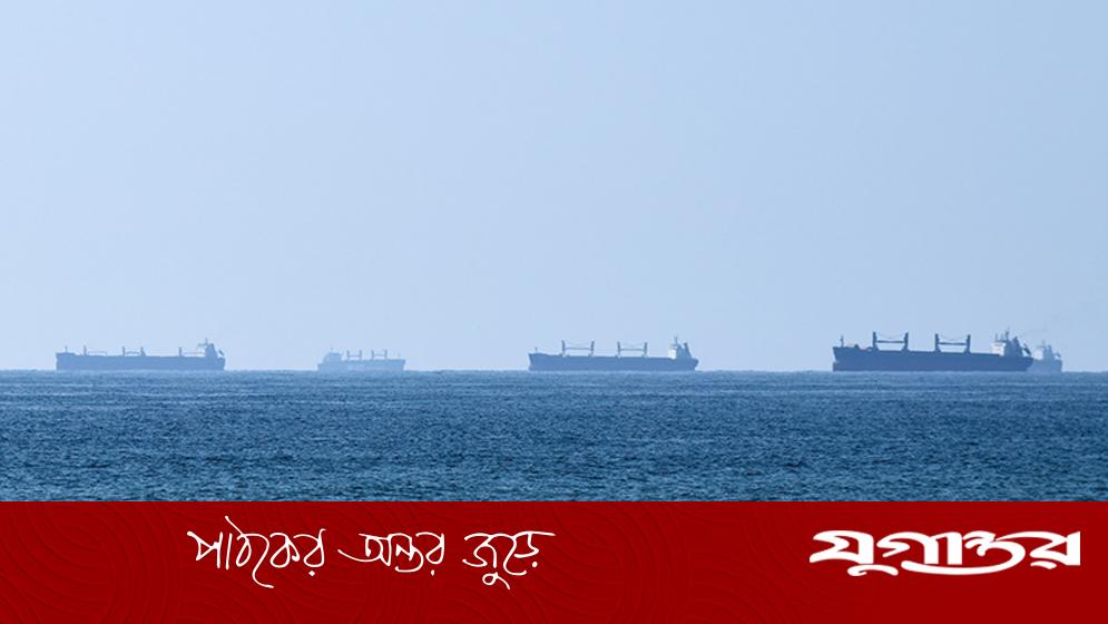 মার্কিন অবরোধ উপেক্ষা করে ইরানের চার জাহাজ হরমুজ প্রণালি অতিক্রম করেছে