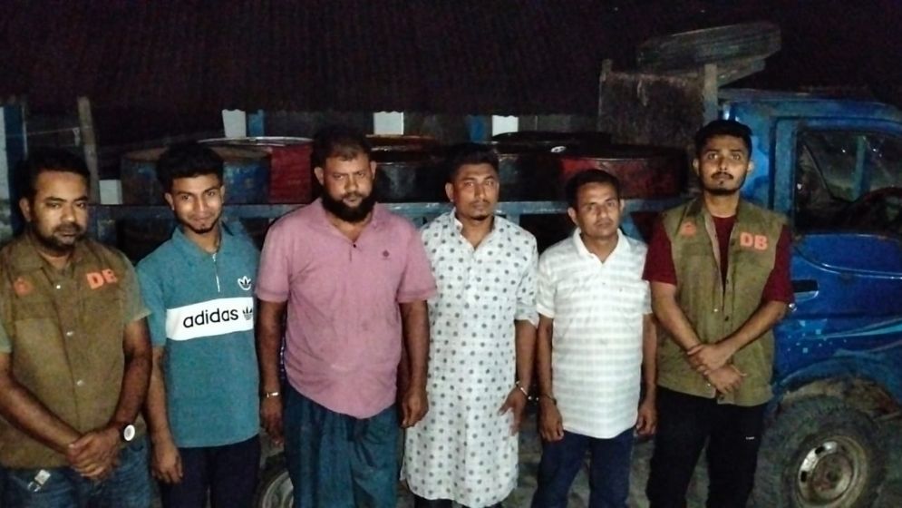 নোয়াখালীতে ১৪০০ লিটার ডিজেল জব্দ, আটক ৪