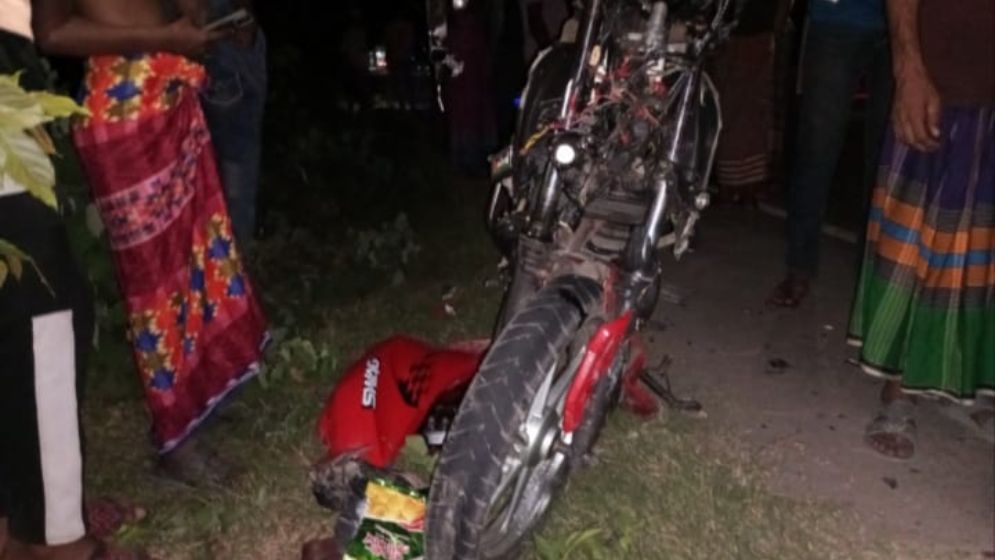 বাস মোটরসাইকেল ও ইজিবাইকের সংঘর্ষে নিহত ২