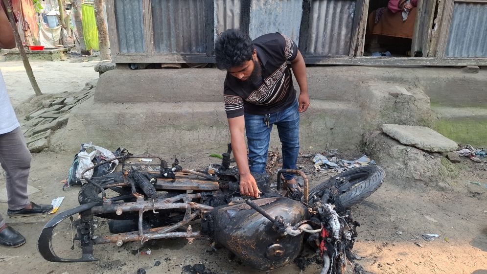 দ্বিতীয় স্ত্রীর আগুনে পুড়ল মোটরসাইকেল