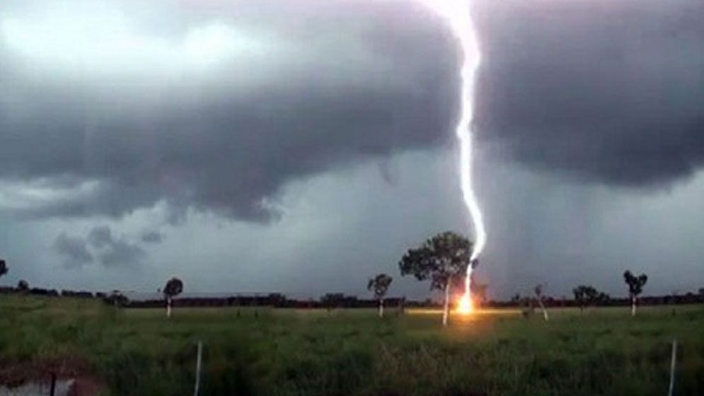 বজ্রপাত থেকে রক্ষা পেতে যা করণীয়