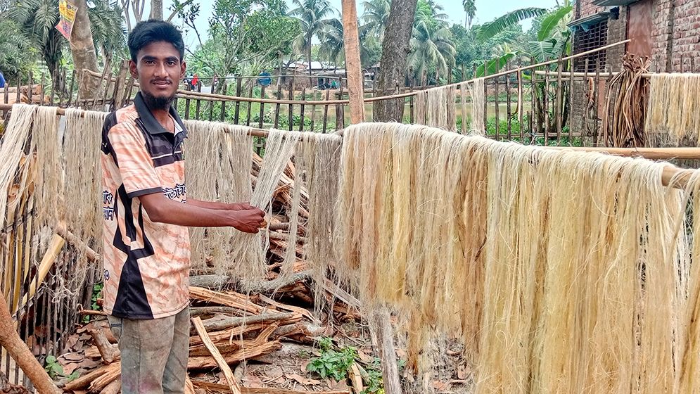 কলাগাছ থেকে সুতা উৎপাদন করে স্বাবলম্বী