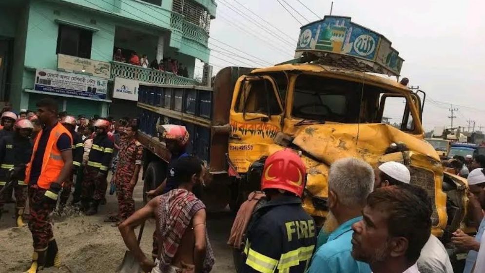 গোপালপুরে বাস-ট্রাকের মুখোমুখি সংঘর্ষে  নিহত ২