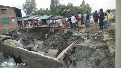 পানির ধাক্কায় বিধ্বস্ত স্লুইসগেট, ভেসে গেছে হাজার একর লবণের মাঠ
