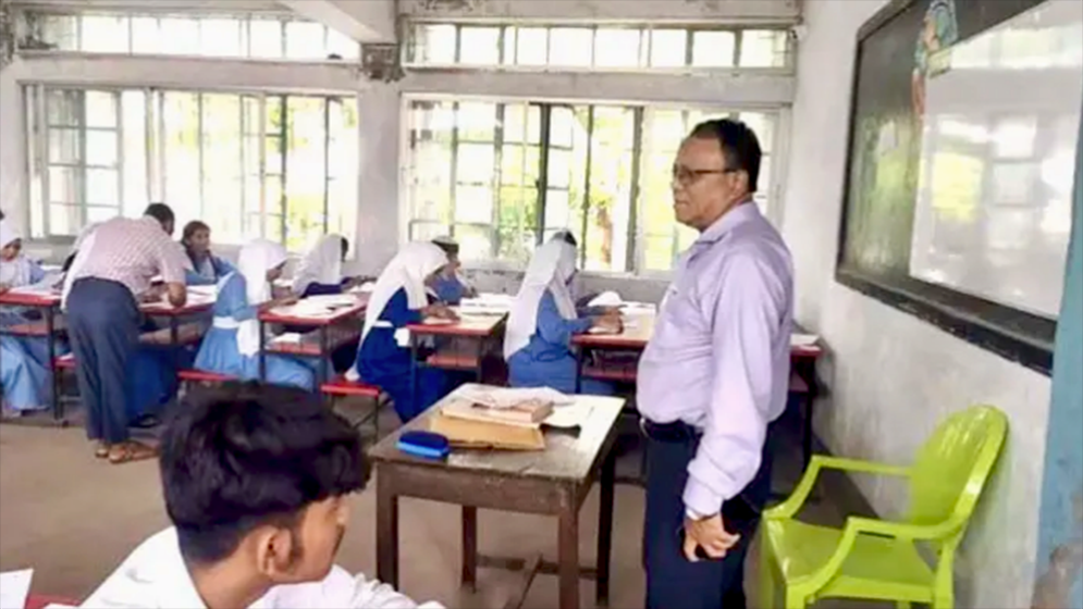 মন্ত্রীর নিষেধ সত্ত্বেও পরীক্ষার হলে এমপি, করলেন ফেসবুক লাইভ