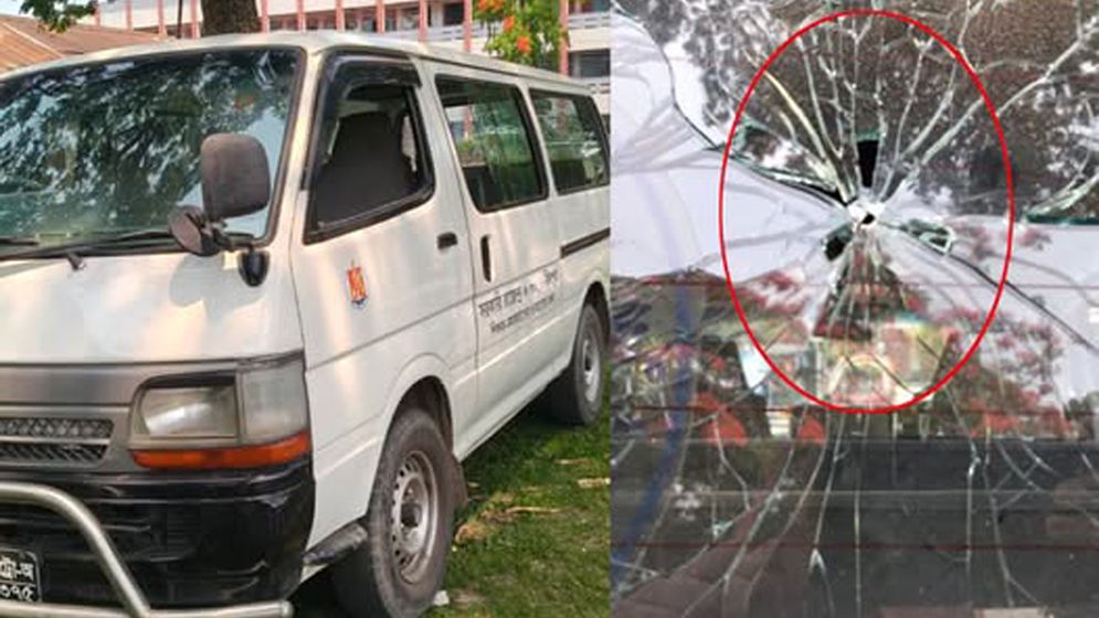 রাজেন্দ্র কলেজের শিক্ষকদের মাইক্রোবাসে গুলির মতো আঘাত