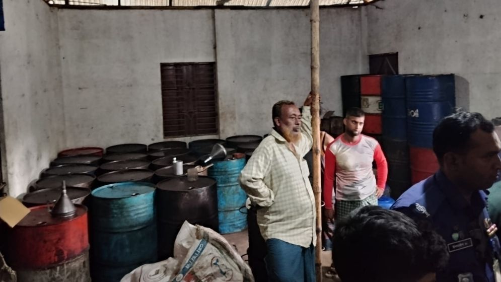 নাঙ্গলকোটে সাড়ে ৫ হাজার লিটার তেল জব্দ, আটক ১