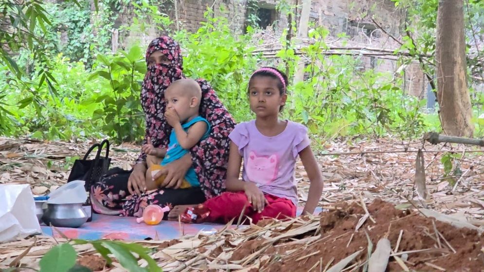 শ্বশুরবাড়িতে ঠাঁই না পেয়ে দুই সন্তান নিয়ে স্বামীর কবরের পাশে আশ্রয় নিলেন স্ত্রী!