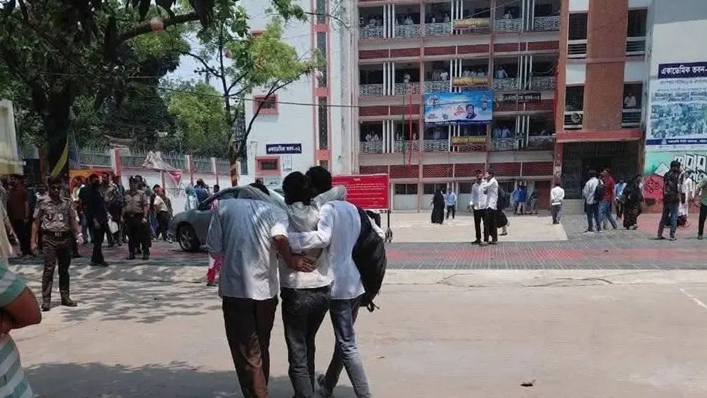 চট্টগ্রাম সিটি কলেজে ছাত্রদল-শিবির রক্তক্ষয়ী সংঘর্ষ: একজনের পায়ের গোড়ালি বিচ্ছিন্ন