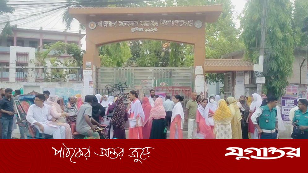 বরিশালে এসএসসি পরীক্ষা কেন্দ্রে বিদ্যুৎ সংযোগ বিচ্ছিন্ন, অভিভাবকদের ক্ষোভ