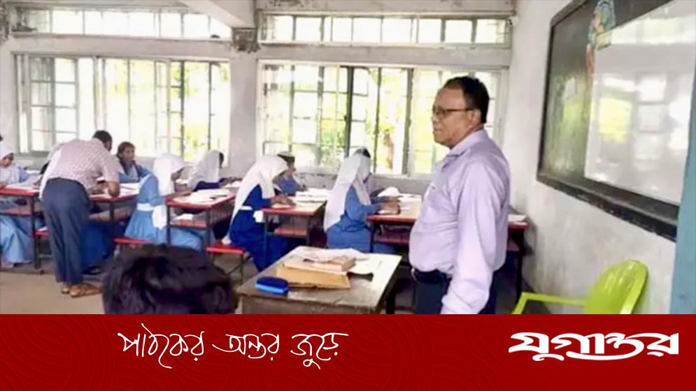 মন্ত্রীর নিষেধ উপেক্ষা করে পরীক্ষার হলে ফেসবুক লাইভ করলেন কুমিল্লার এমপি সেলিম ভূঁইয়া