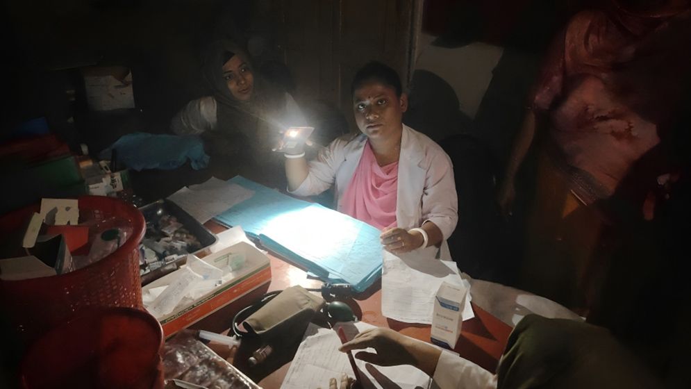 লালমোহন হাসপাতালে বিদ্যুৎ সংকট চরমে, মোবাইলের লাইটে চিকিৎসাসেবা