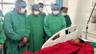 অগ্নিদগ্ধ লামিয়ার চিকিৎসার দায়িত্ব নিলেন ড. খন্দকার মারুফ হোসেন